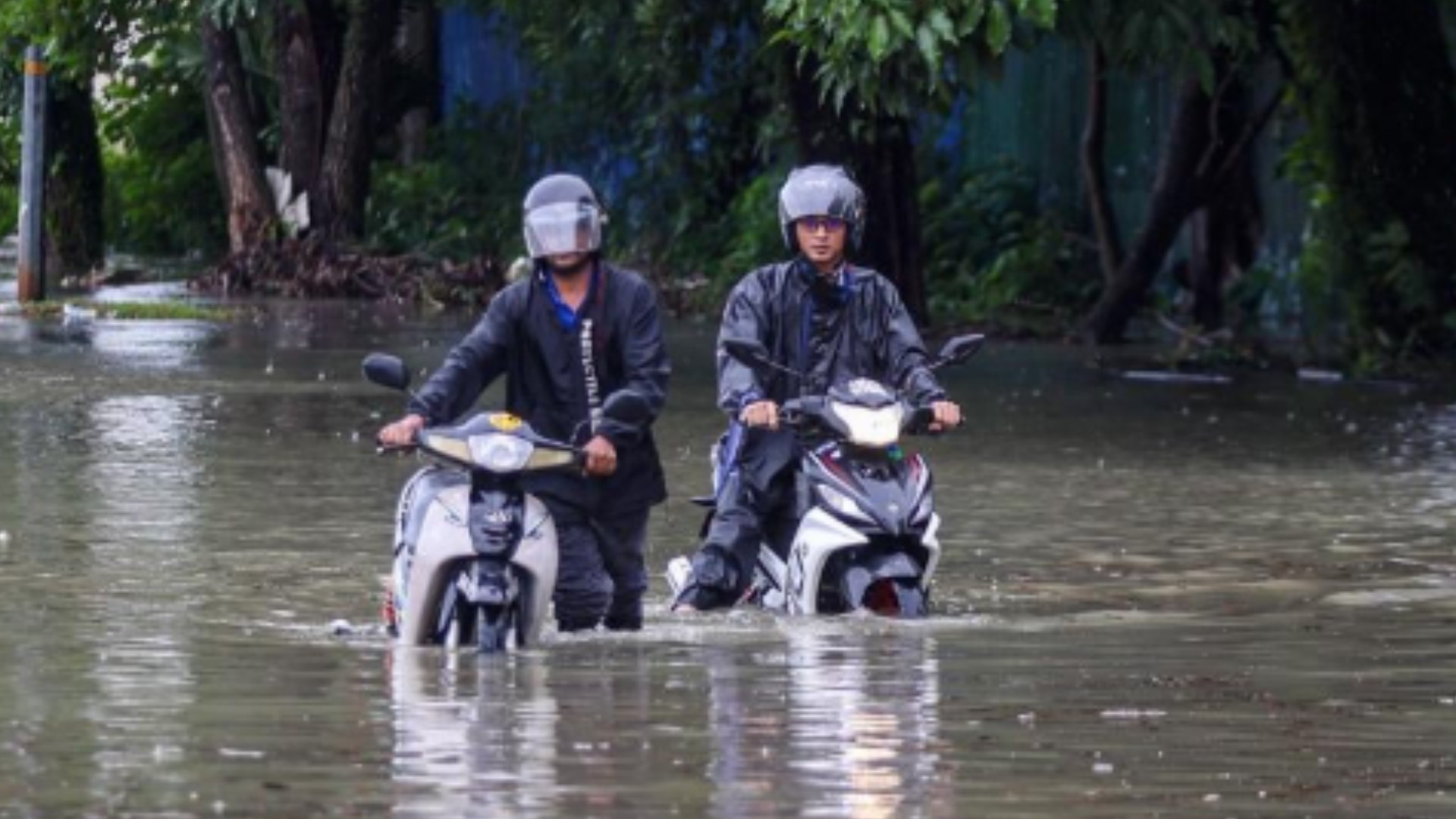 Nak Jugak Redah Banjir Dengan Motor? Inilah Cara Paling Selamat Anda Kena Ikut!