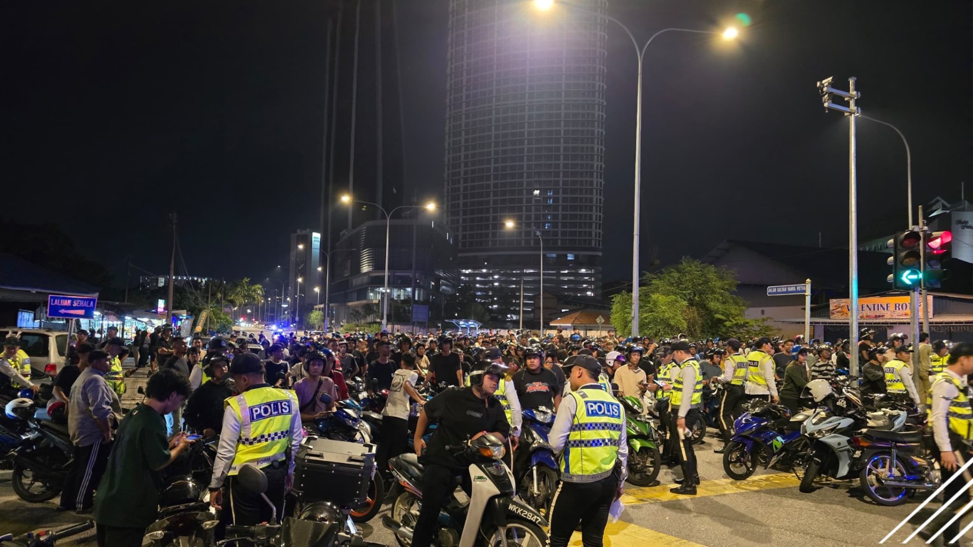 Konon Keluar Sahur, Rupanya Merempit: 80 Motosikal Disita Dalam Operasi Polis KL!
