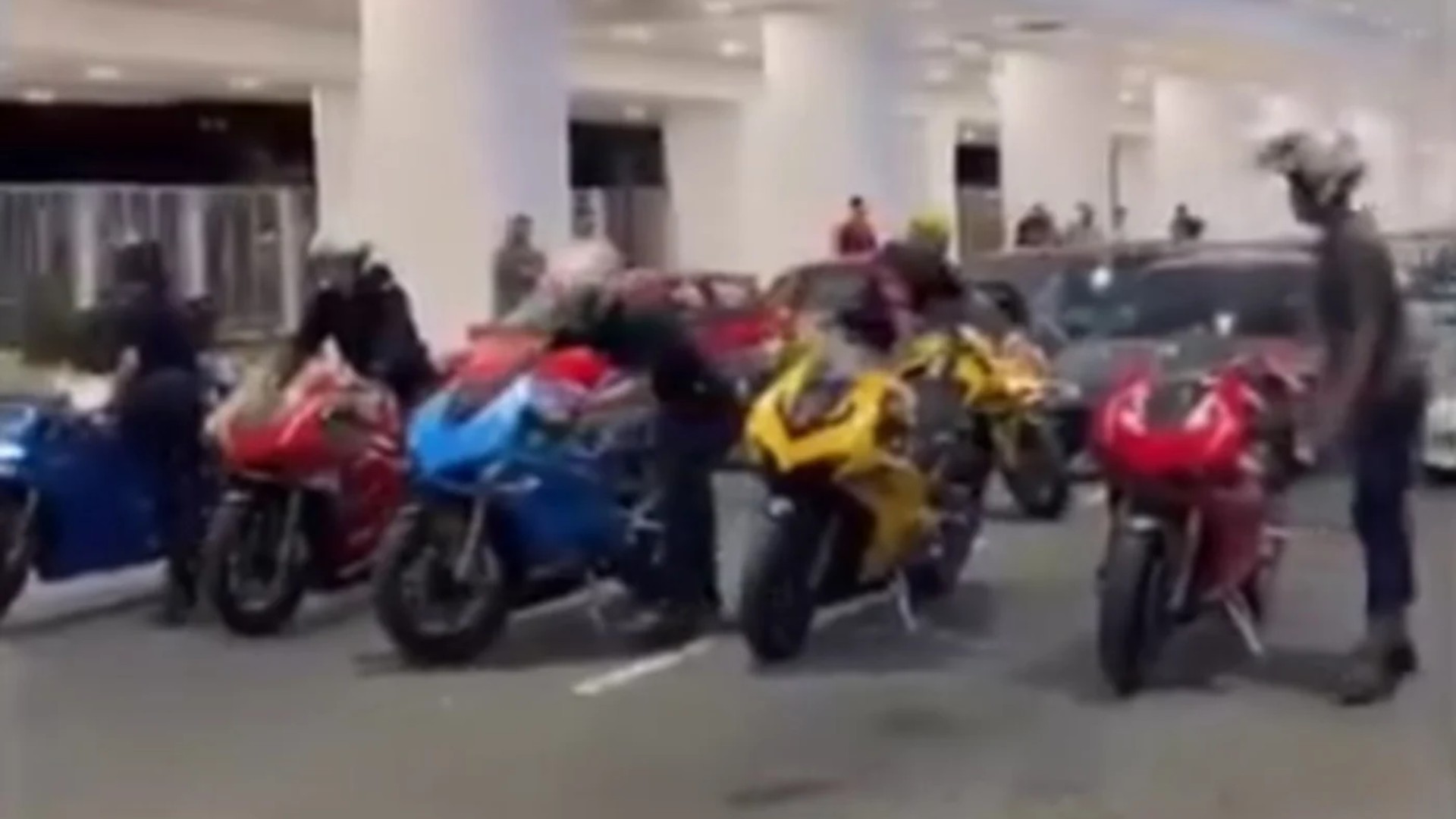 Rempit Di Airport Kelantan Menyedihkan, Memalukan - MOT