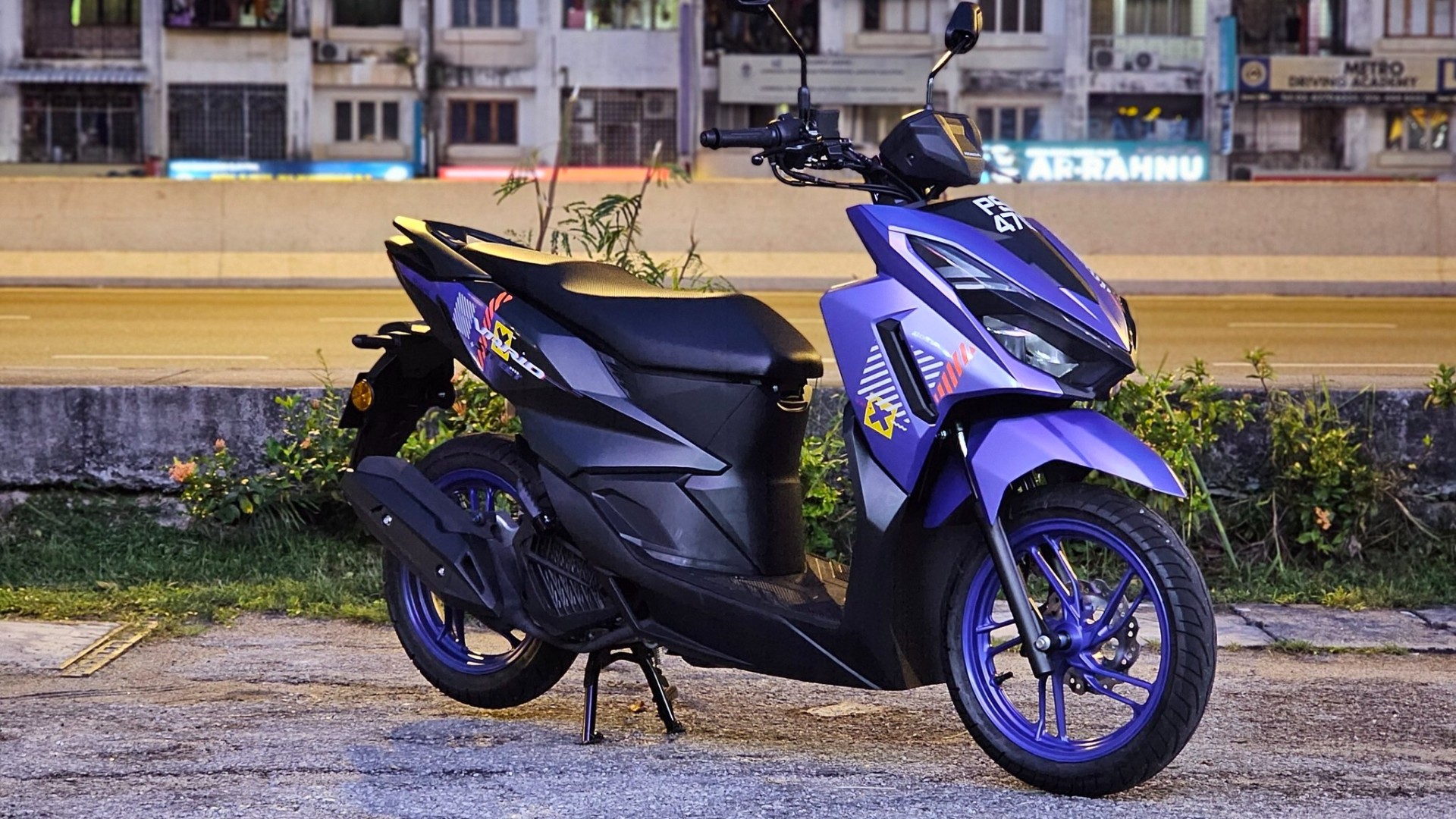 #REVIEW: Honda Vario Street 125, Skuter Marhaen Paling Premium Di Malaysia!